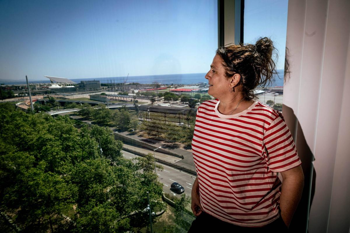 Sonia Harris en la oficina del Primavera Sound, rodeada de material de catering y documentos de logística