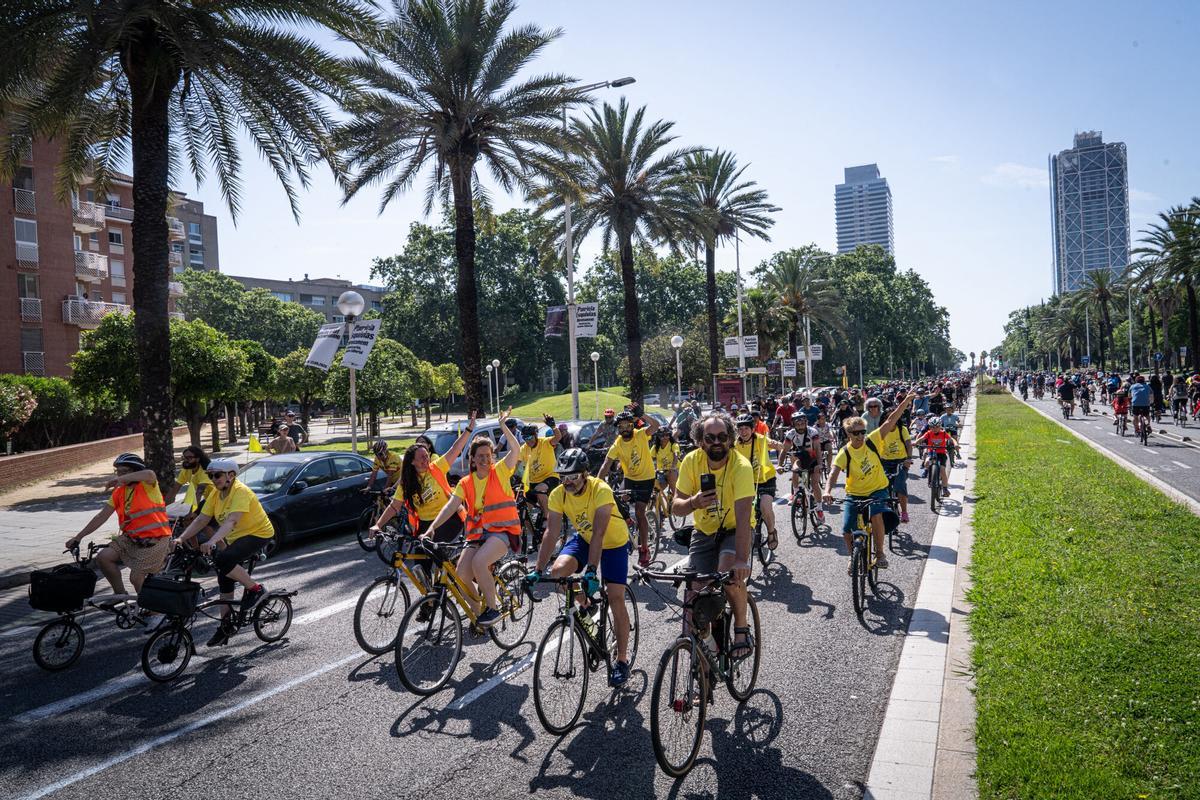 Ciclistas reunidos en el paseo de Lluís Companys durante la Festa de la Bici 2026