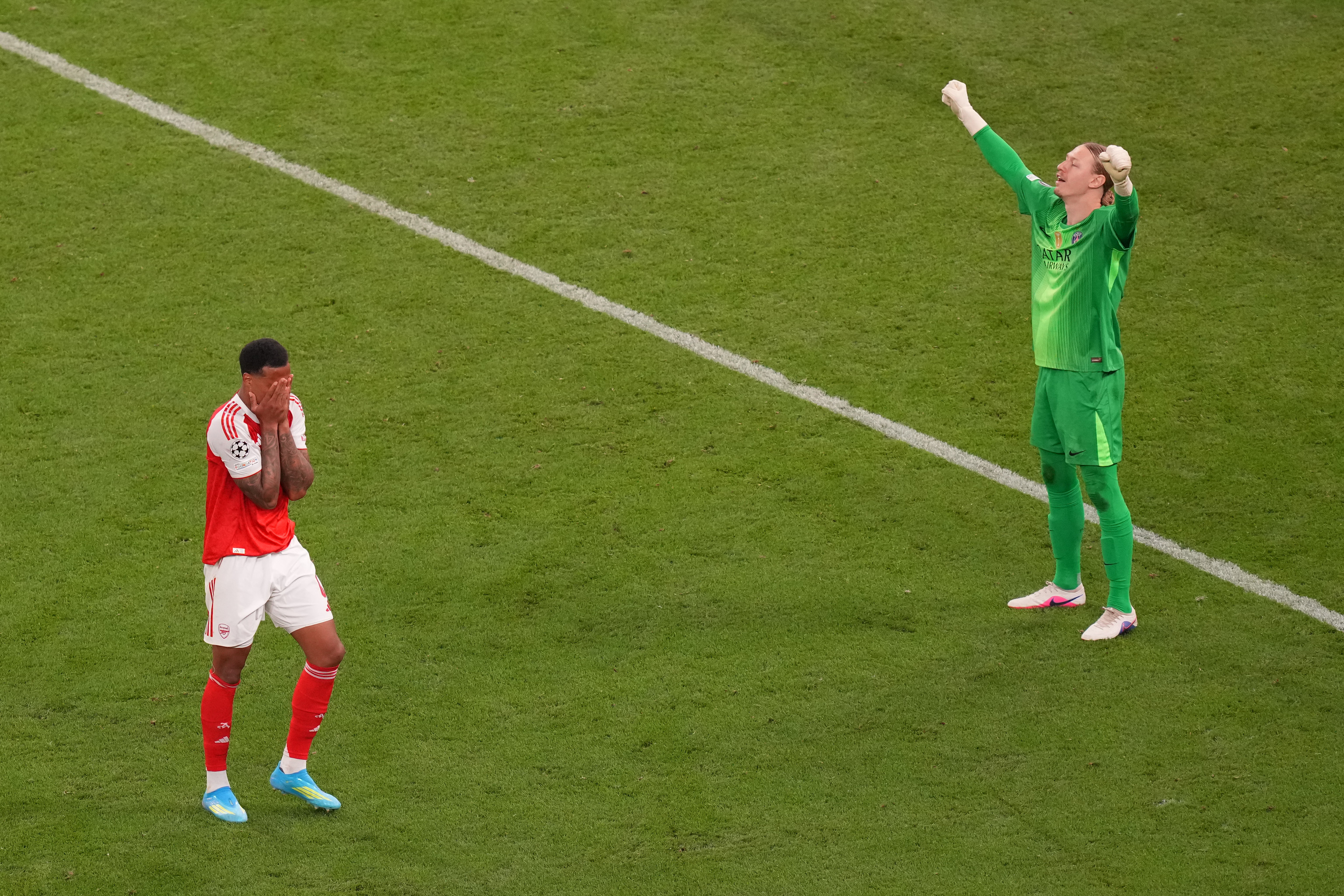 Jugadores del Arsenal y PSG durante la tanda de penaltis en el Puskás Arena de Budapest