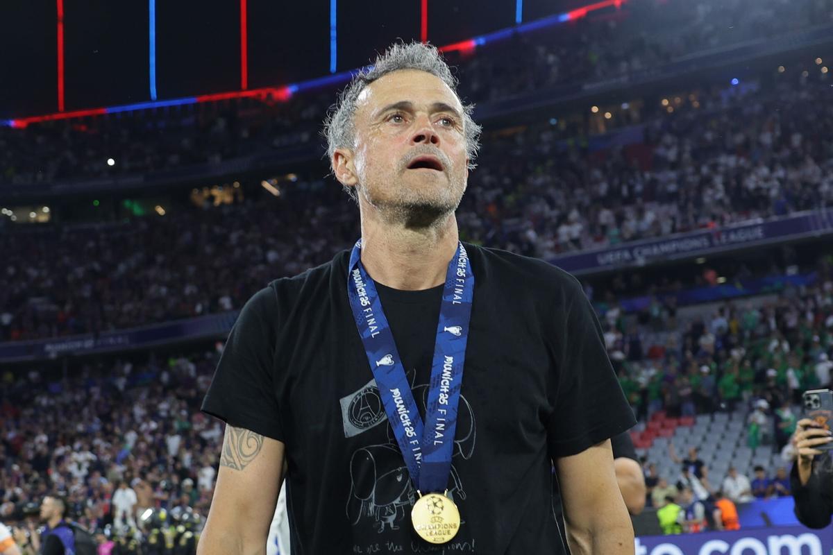 Imagen del PSG levantando la Copa en Budapest