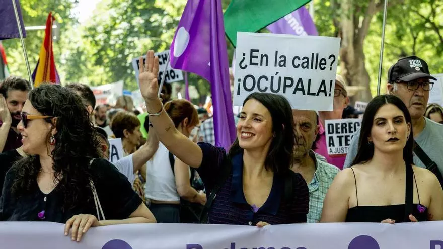 Ilustración de un trabajador recibiendo una carta de despido en una oficina