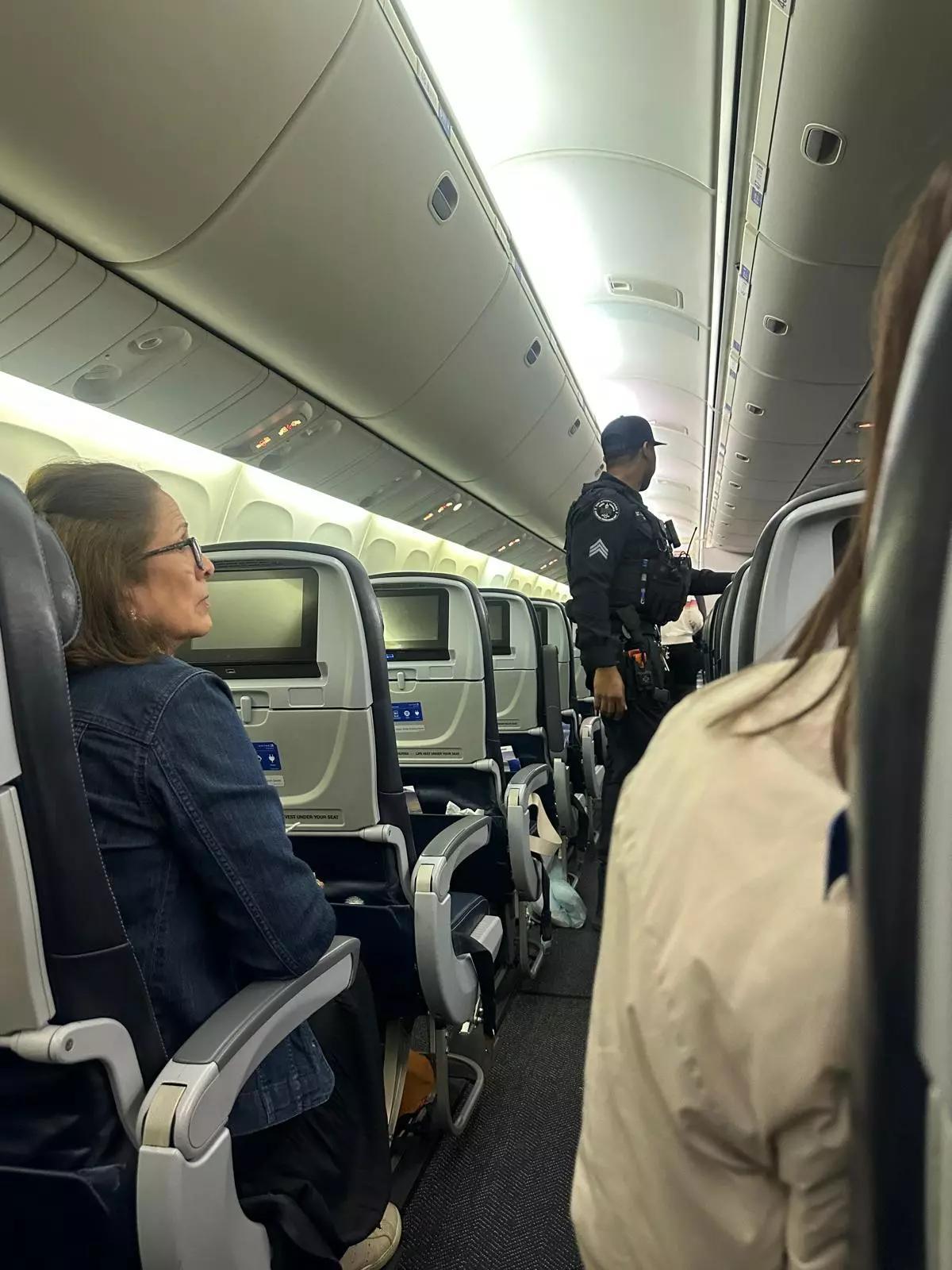 Avión de una compañía aérea rodeado por unidades policiales y de bomberos en el aeropuerto de Newark tras la alerta de seguridad