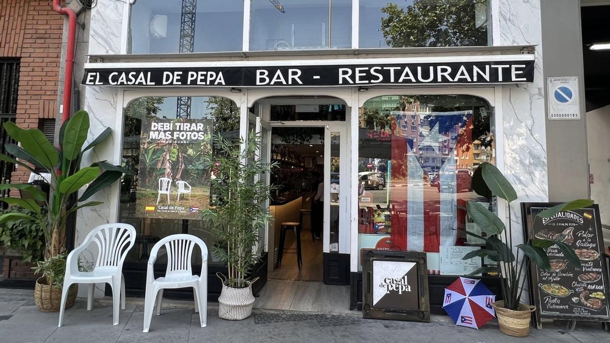 Fans de Bad Bunny en la terraza de El Casal de Pepa, Madrid