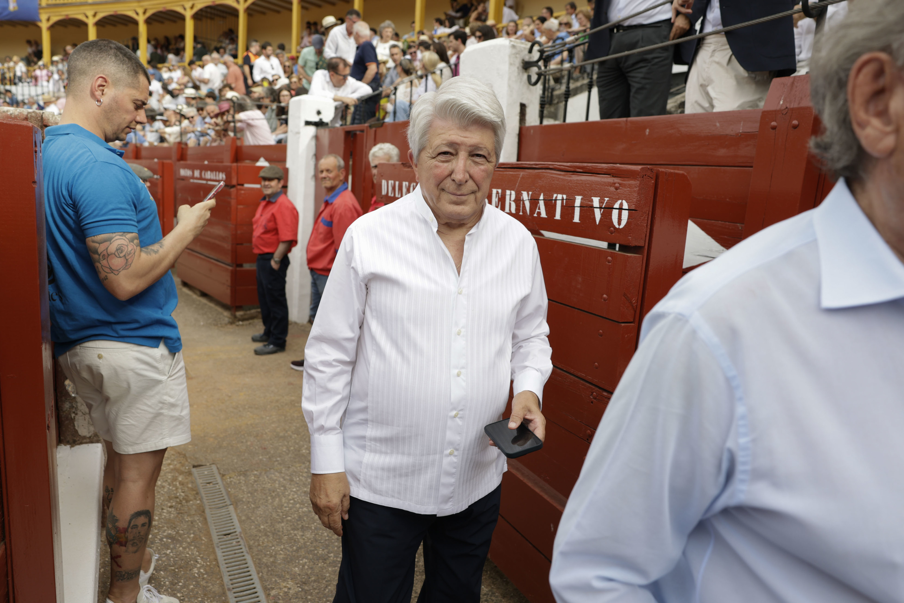 Alcalde de Aranjuez supervisando la entrada de los asistentes bajo el calor de 35 °C