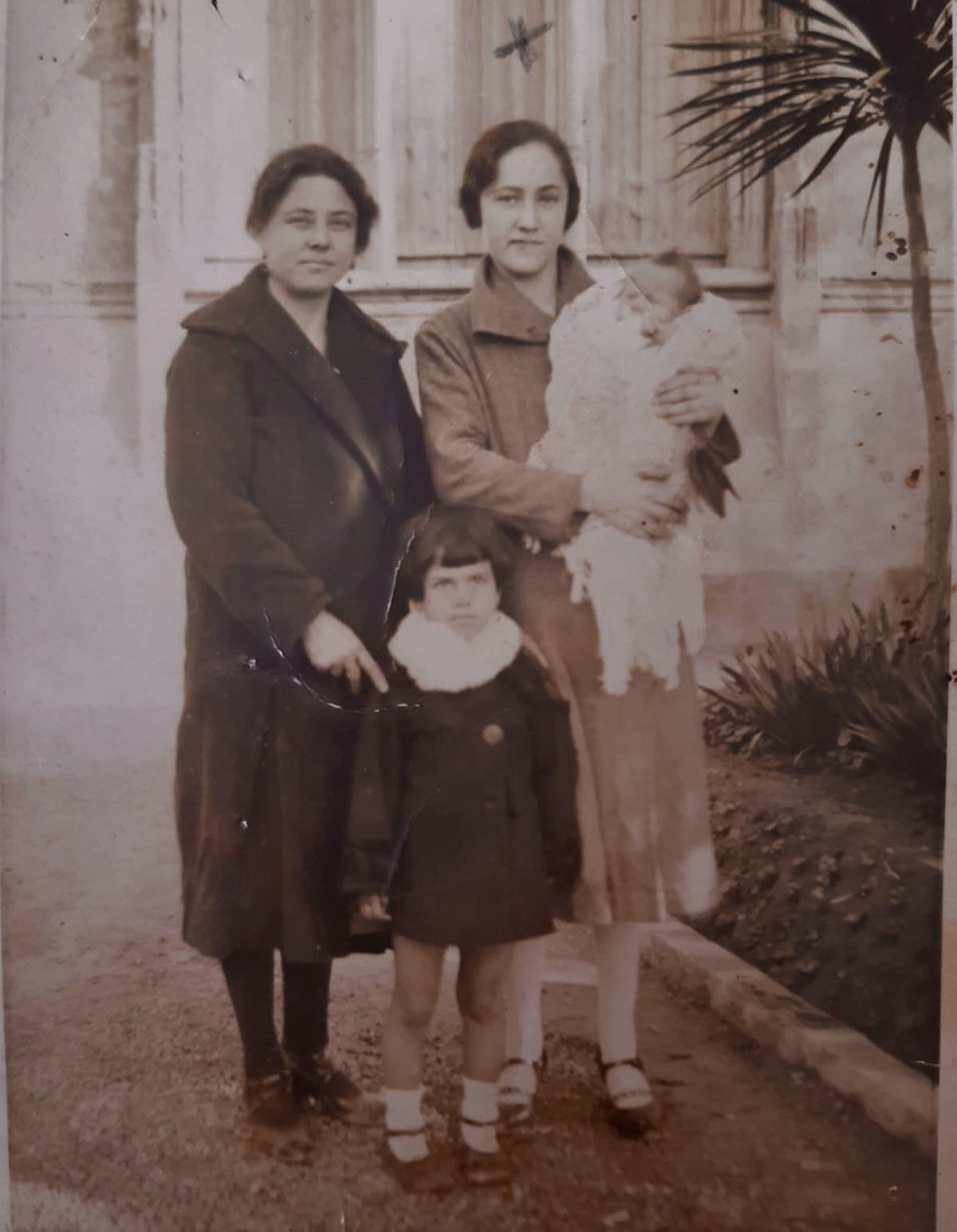 Daños en la calle Velázquez tras el bombardeo de 1937