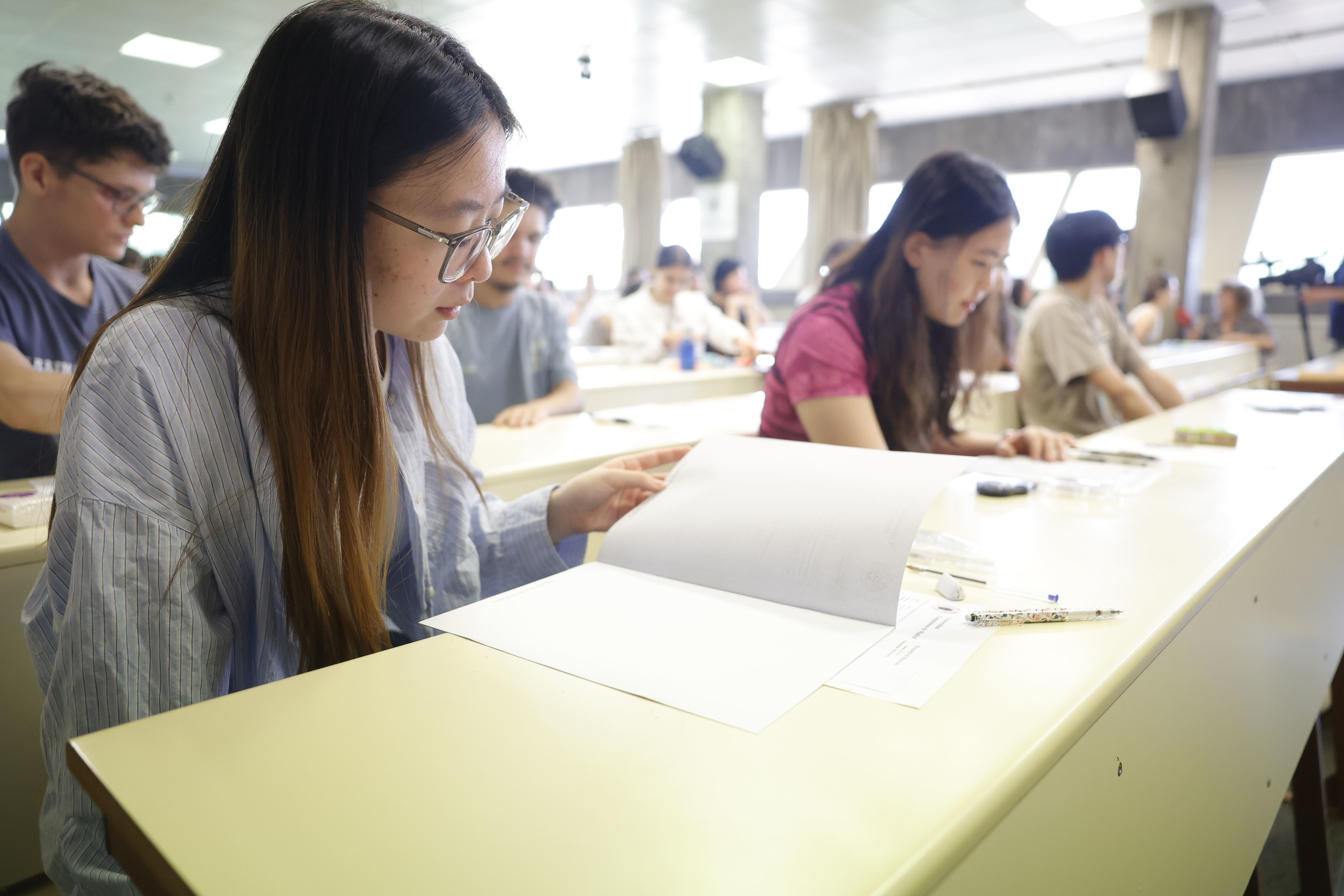 Aula de la Universidad Complutense con estudiantes de la PAU 2026