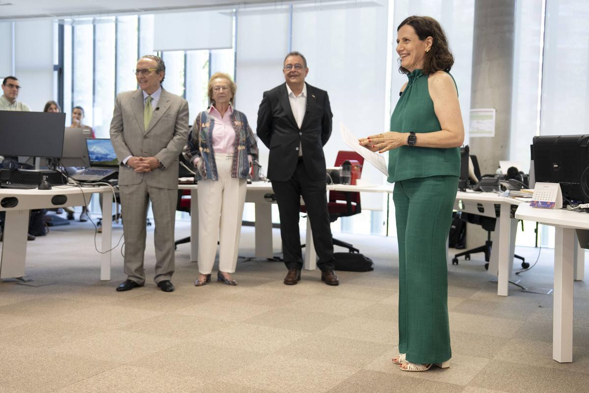 Gemma Martínez sentada en el despacho acristalado de EL PERIÓDICO, rodeada de la redacción durante su acto de posesión