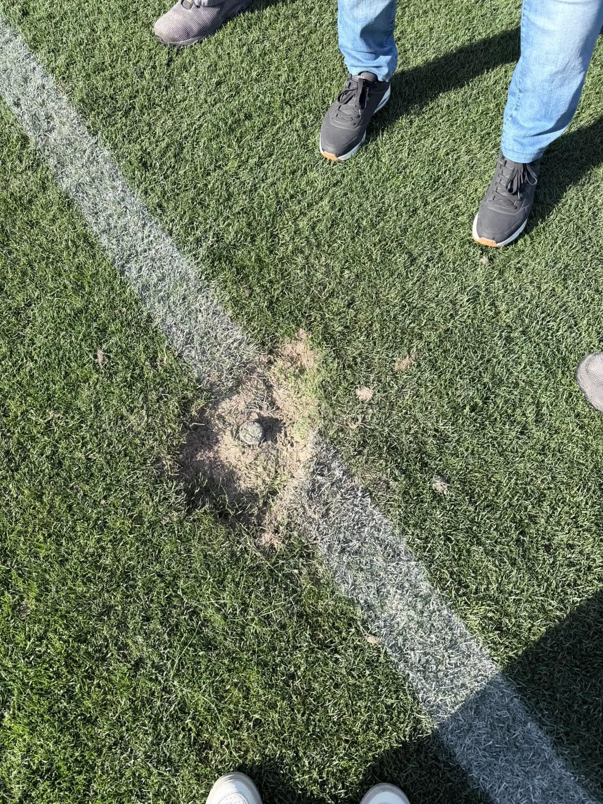 Multitud de aficionados en el campo de Riazor durante la celebración del ascenso del Deportivo, con asientos rotos y césped dañado
