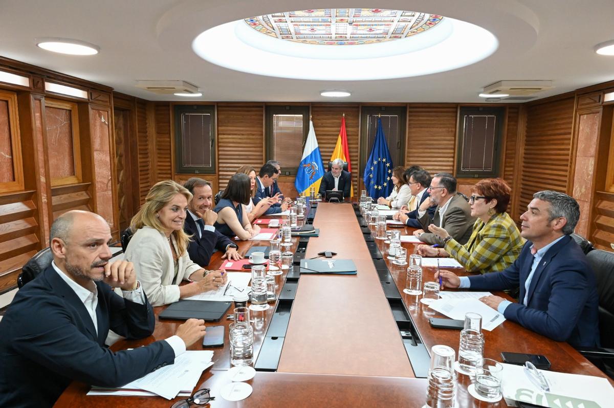 Presidente Fernando Clavijo y viceconsejero Alfonso Cabello en el Consejo de Gobierno