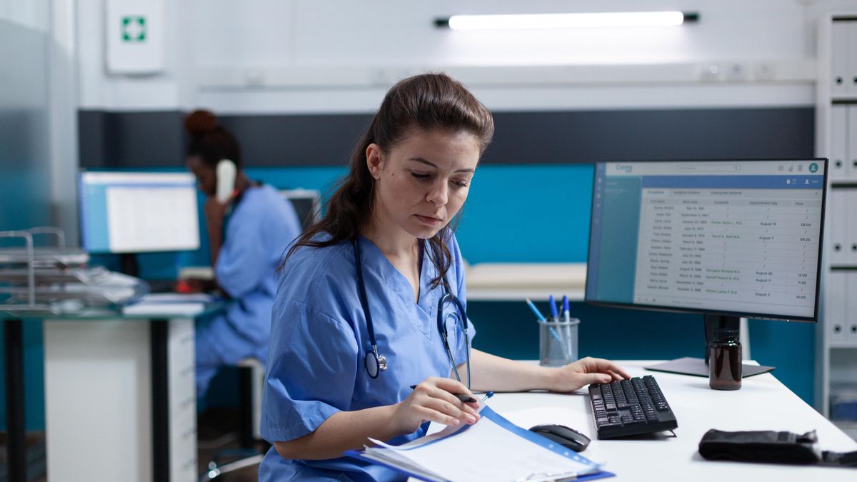 Triaje hospitalario: la enfermera Sara Romalde explica el sistema de colores que salva vidas en urgencias