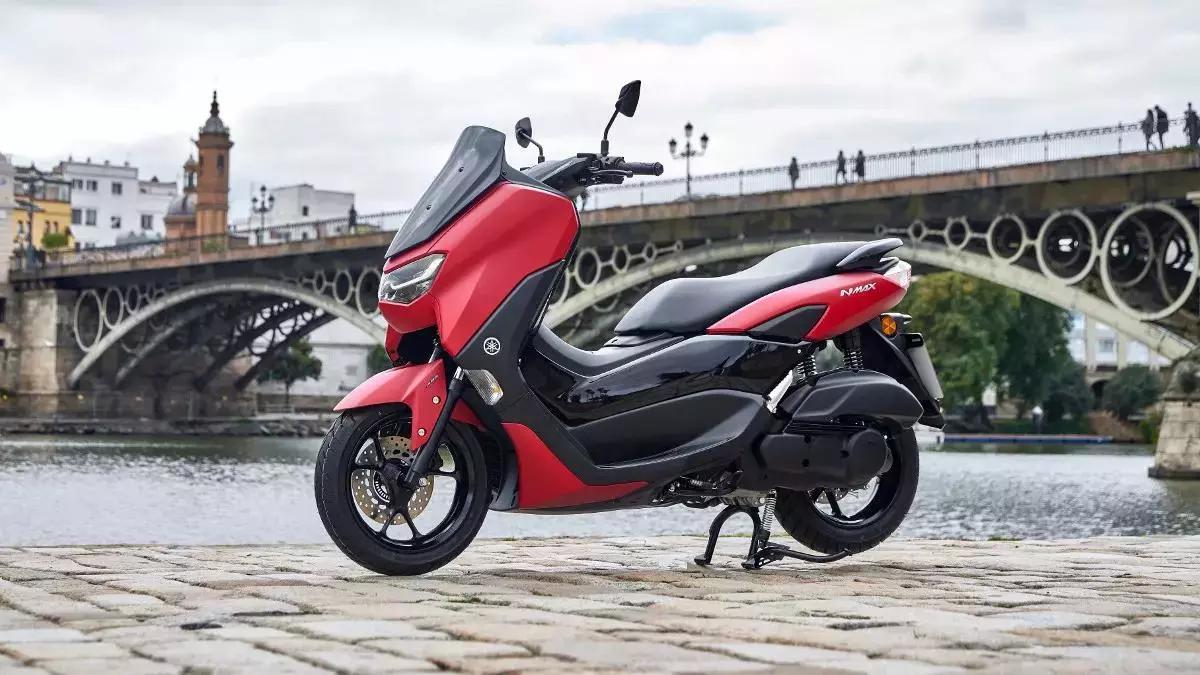 Motocicleta Yamaha NMax 125 circulando en una calle urbana española