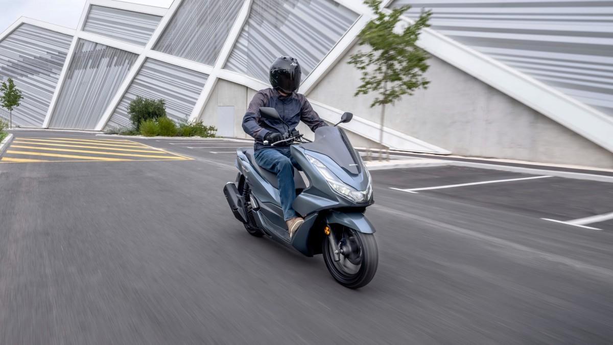 Concesionario de motos con varios modelos de la categoría L exhibidos