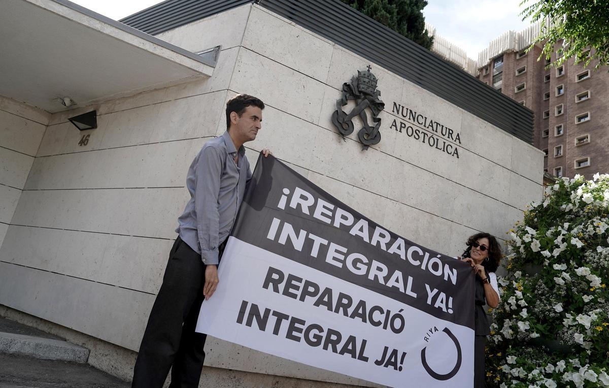 Manifestación de víctimas frente a la Nunciatura Apostólica en Madrid
