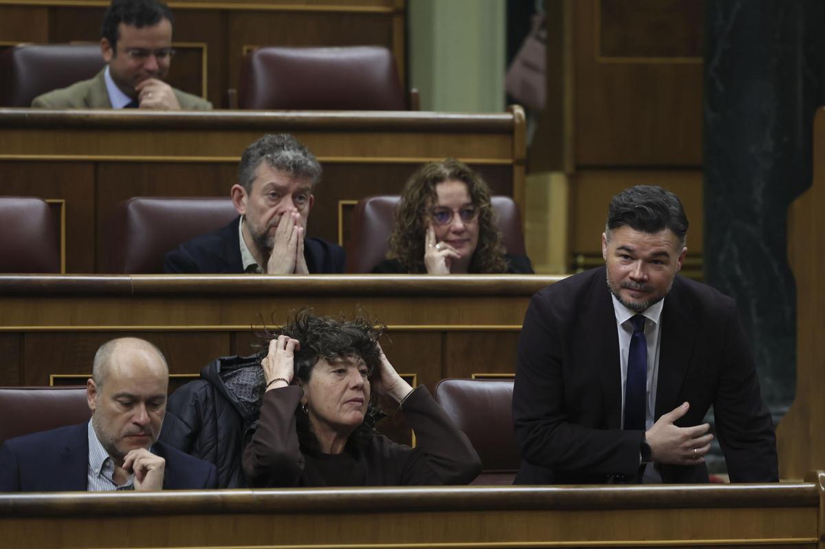 Fotografía de Jordi Salvador y Gabriel Rufián en el Congreso, mostrando la tensión entre ambos diputados