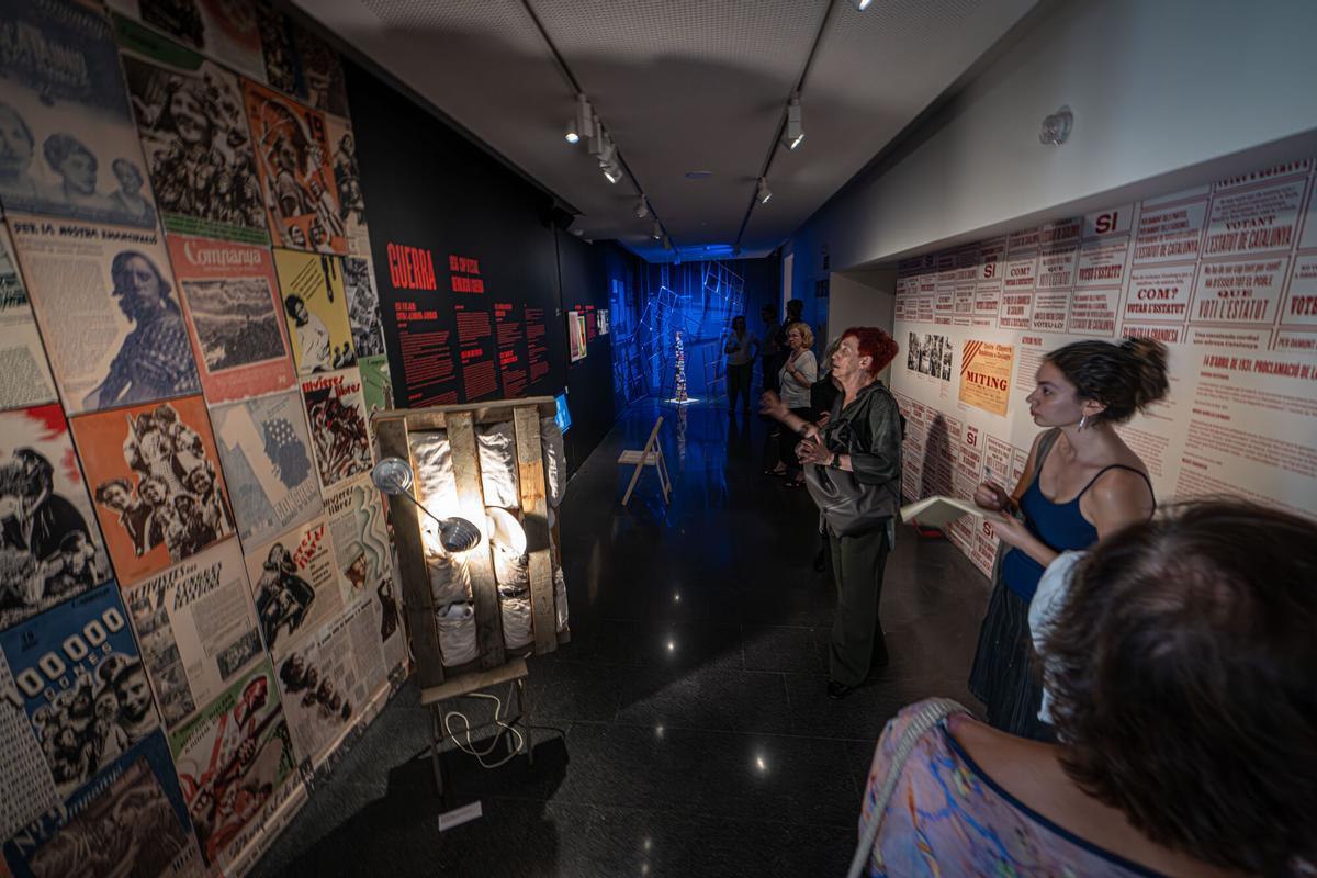 Fotografía de la entrada de la exposición Vindran les dones en el Museu d'Història de Barcelona
