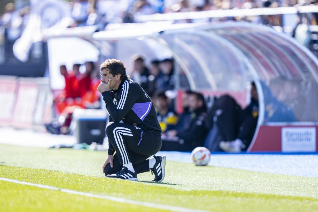 Raúl González en el banquillo del Castilla, mirando al horizonte del Bernabéu