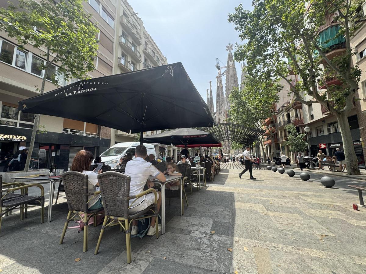 Terraza vacía en la avenida Gaudí durante el cierre por la visita papal y el Tour de Francia