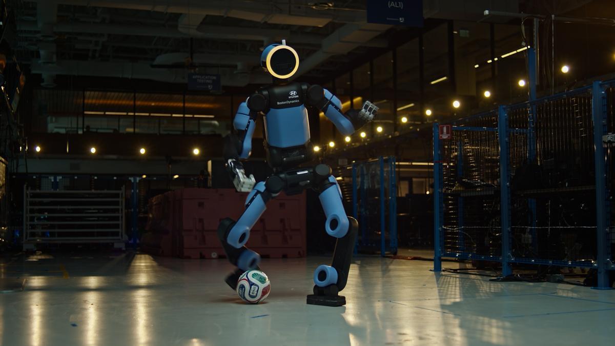 Robot Atlas de Boston Dynamics entrenando un disparo de fútbol en un campo real