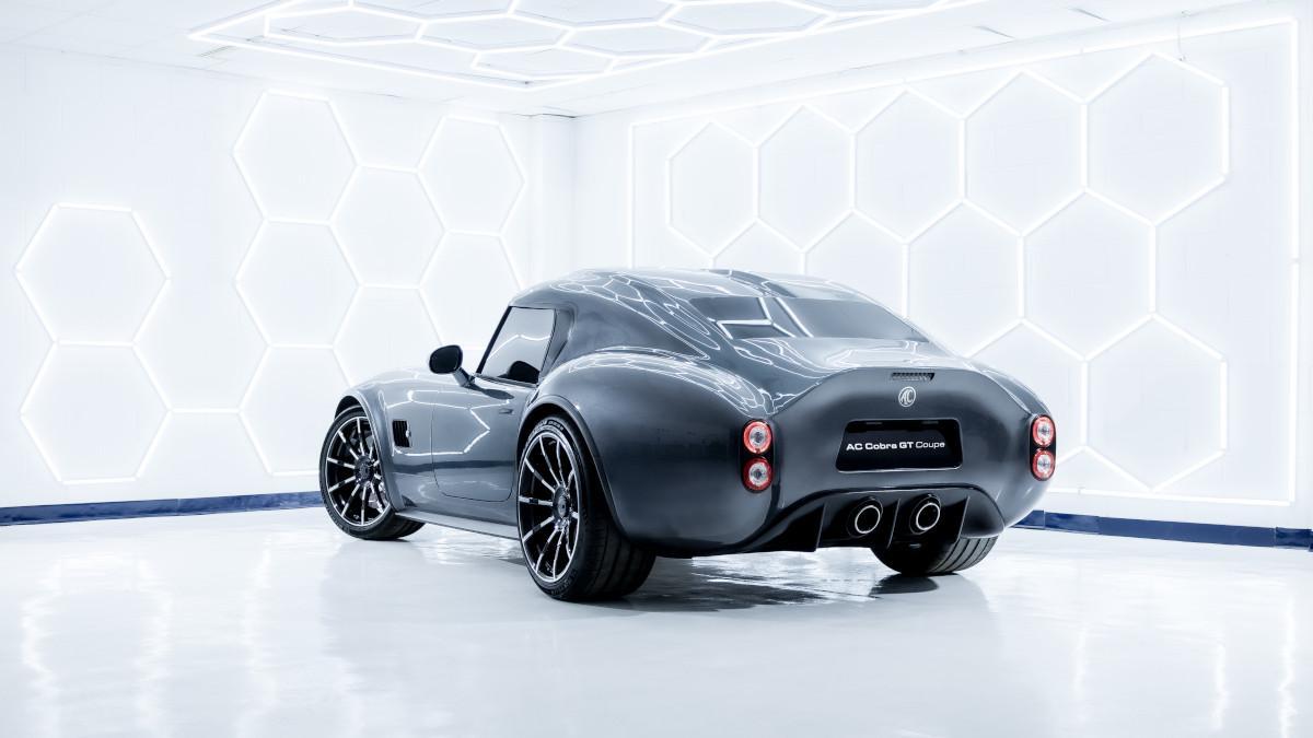 AC Cobra GT Coupe con techo cerrado, inspirado en el AC A98 de Le Mans