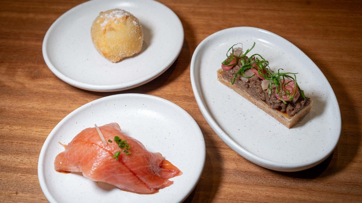 Barra del restaurante Mineral, con chefs preparando platos en vivo