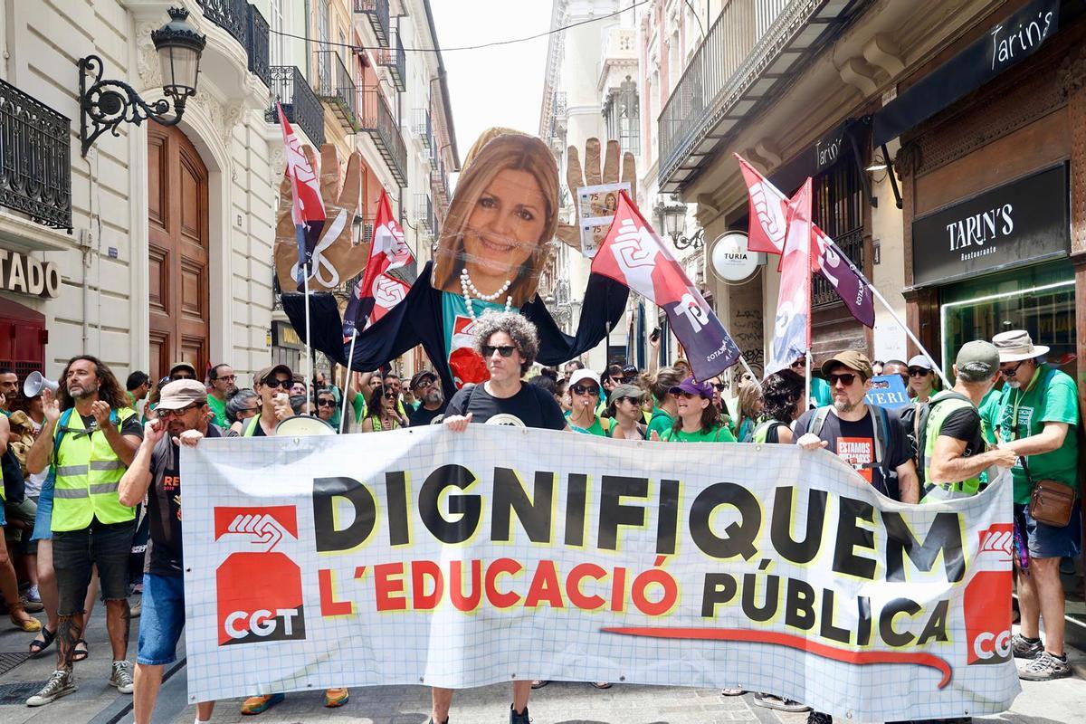 Manifestación de profesores en la plaza de la Virgen de Valencia durante la huelga indefinida del profesorado.