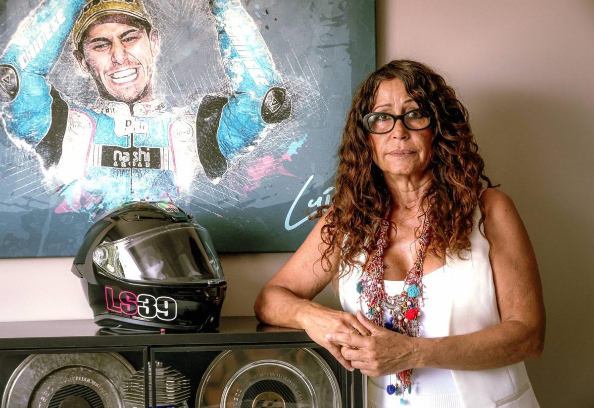 María Horrach junto al casco de Luis Salom en el concesionario LS39