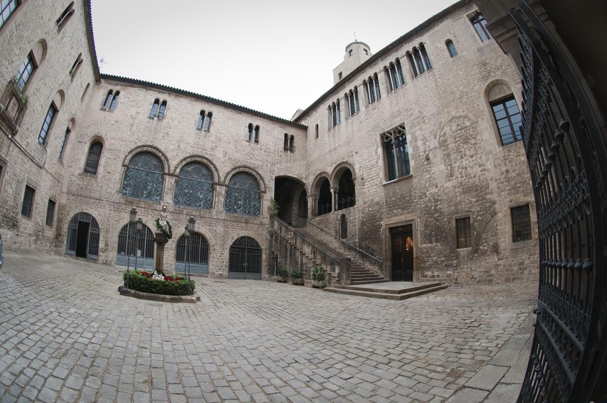 Fachada neoclásica del Palacio Episcopal de Barcelona, iluminada al atardecer