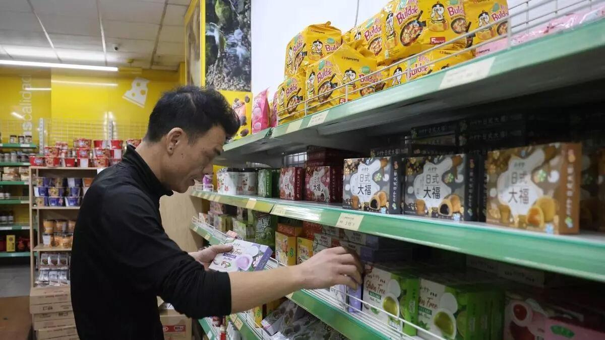 Interior de un supermercado con productos asiáticos y latinos en los pasillos