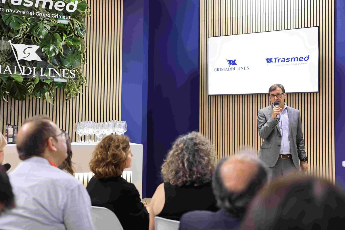 Instalaciones del SIL Barcelona con representantes de Trasmed