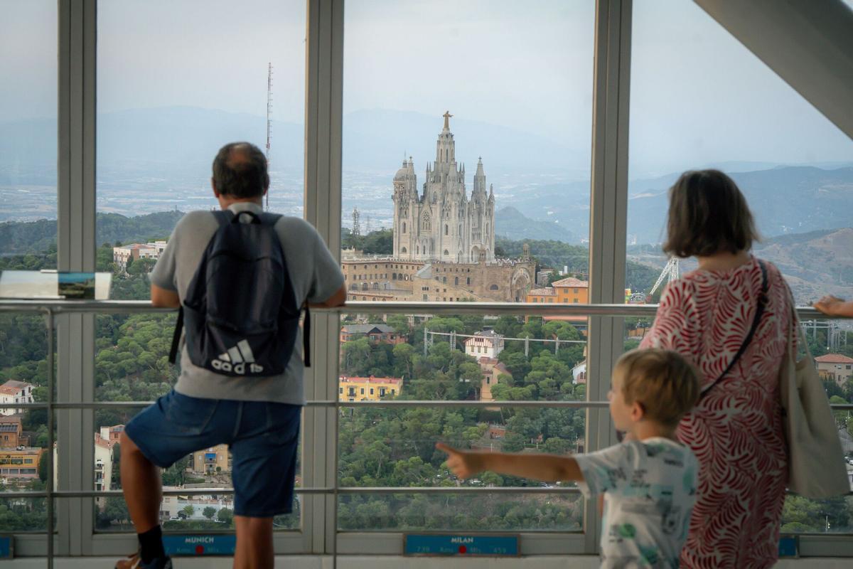 Vista panorámica desde la Torre de Collserola sobre Barcelona y la sierra de Collserola