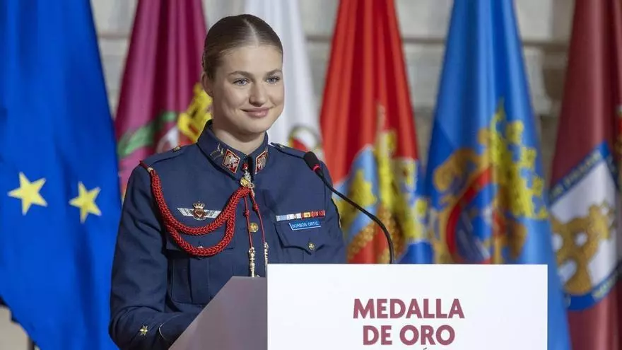 Detalle de la cruz inspirada en la imagen de las Hermanas de Belén, suspendida sobre la zona sagrada