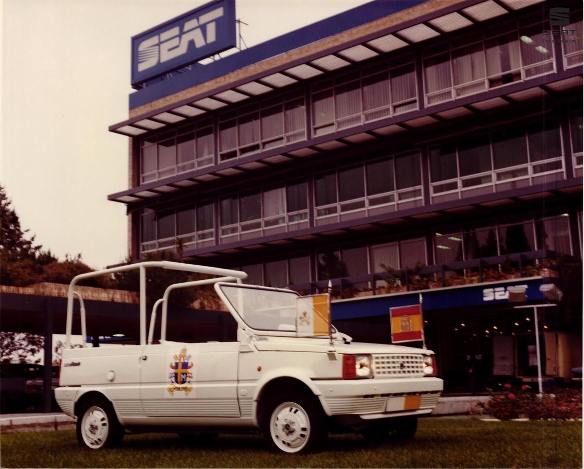 Papamóvil Land Rover Santana 109 modificado para la visita del Papa León XIV en España