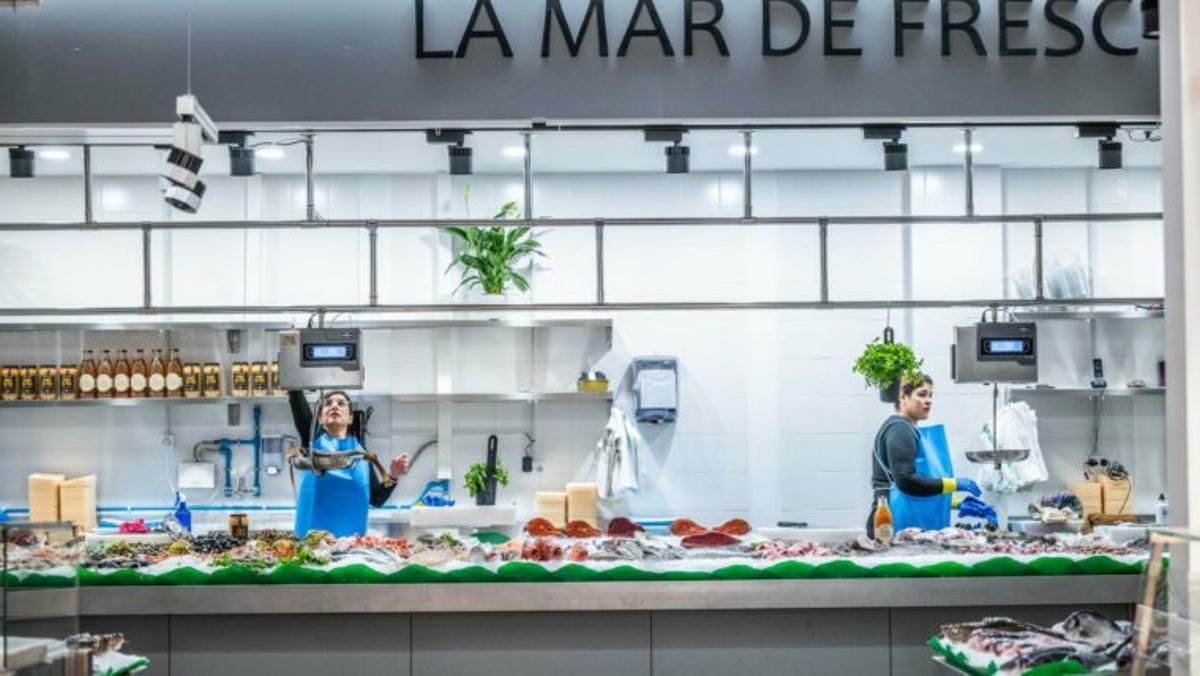 Imagen de la jornada 'Construïm el comerç del futur' con representantes del comercio local en el Palau Municipal