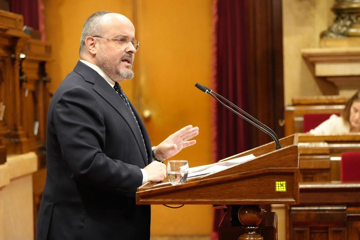 Plenaria del Parlament de Catalunya con diputados discutiendo los presupuestos de Illa