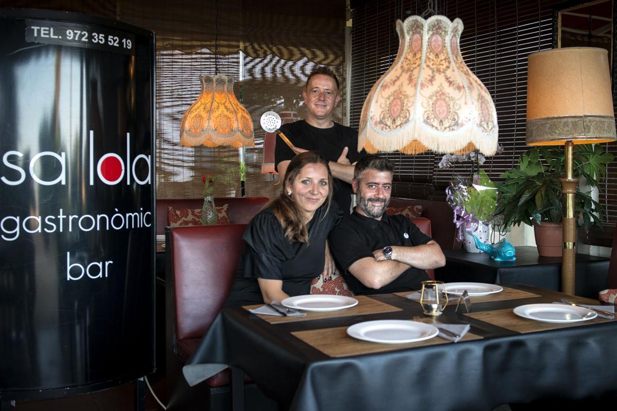 Terraza cubierta del gastrobar Sa Lola con vista al mar en Blanes