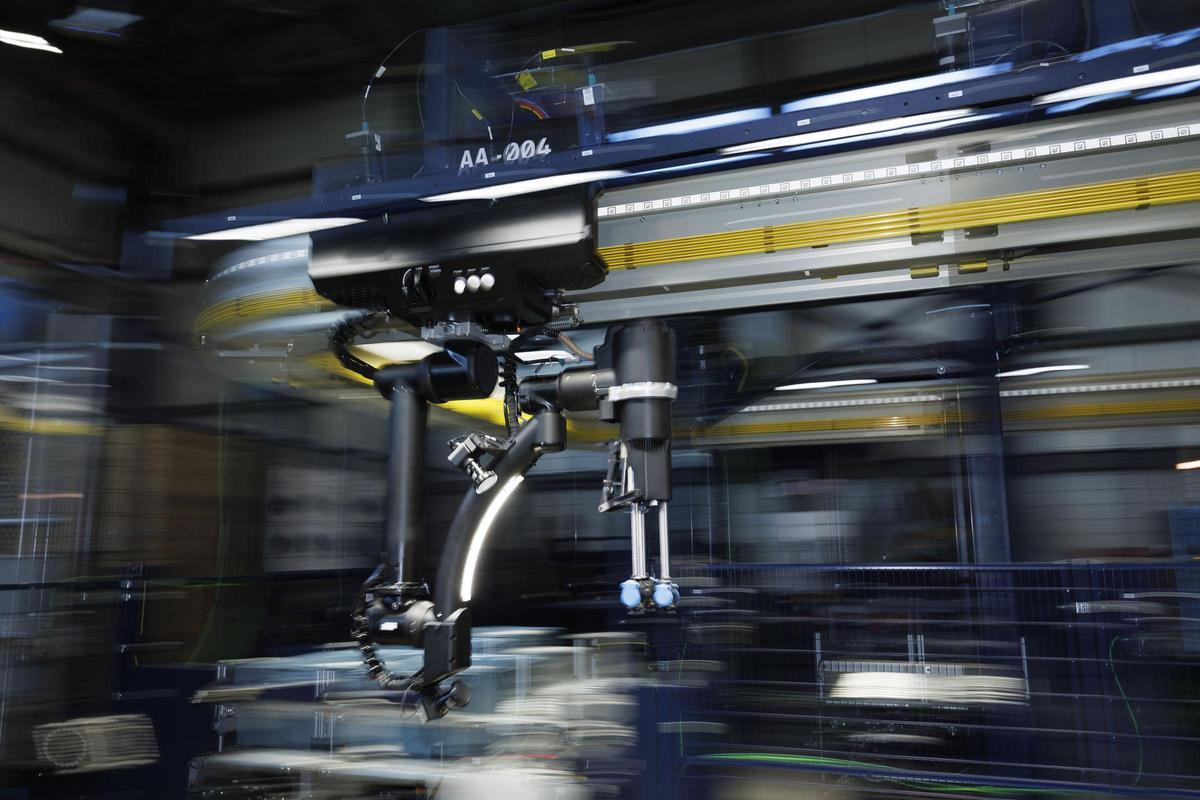 Instalaciones de un centro logístico de Amazon en Europa con robots y personal trabajando