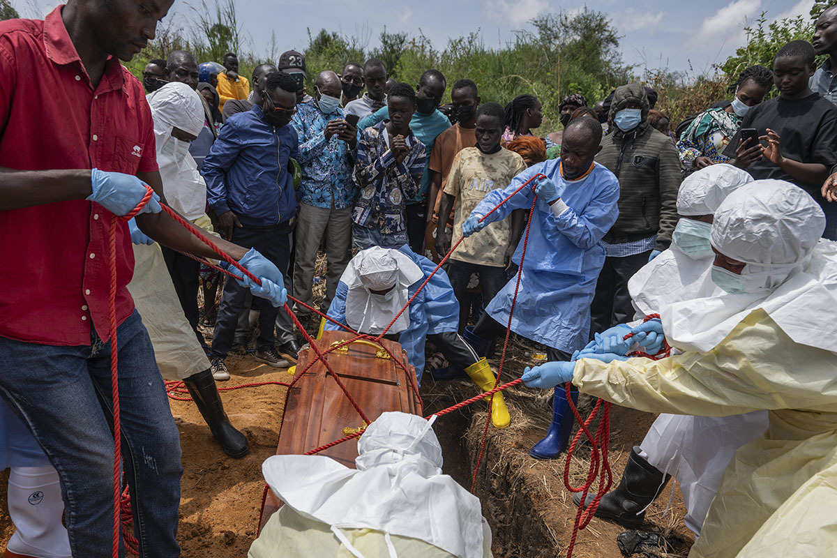 Ebola se extiende en funerales de Ituri y obliga al cierre de la frontera con Ruanda