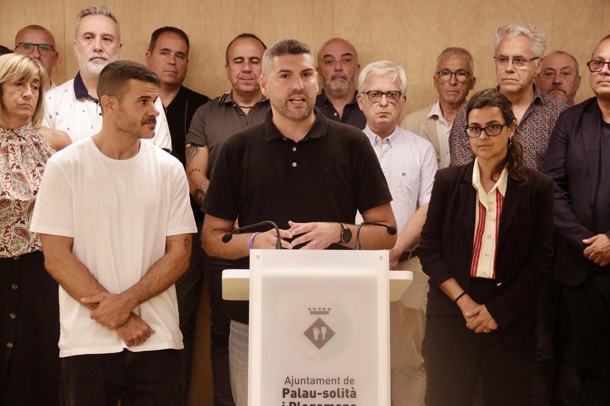 Alcalde Albert Pla hablando en la reunión de Palau‑solità i Plegamans con otros ediles