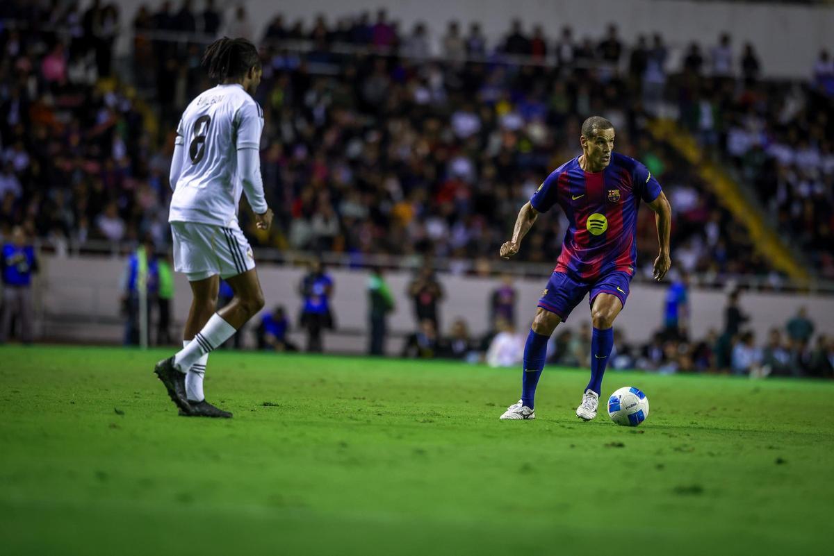 Aficionados disfrutando del espectáculo de Legends en estadio asiático