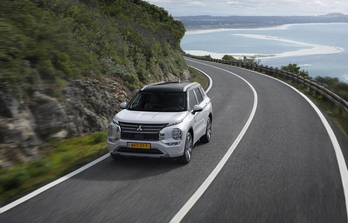 Mitsubishi Outlander PHEV híbrido enchufable en exposición, mostrando su diseño robusto y la parrilla característica de Mitsubishi