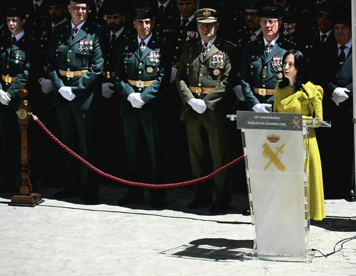 Manuel Llamas, teniente general y director adjunto operativo de la Guardia Civil, junto a la directora Mercedes González en un pase de revista