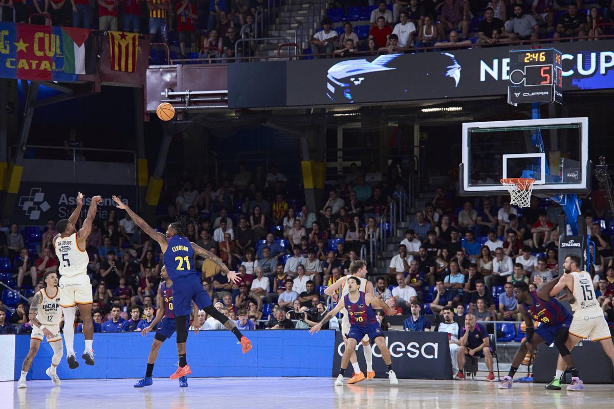 Foto del partido entre Barça y UCAM Murcia en el Palau, con jugadores disputando el balón