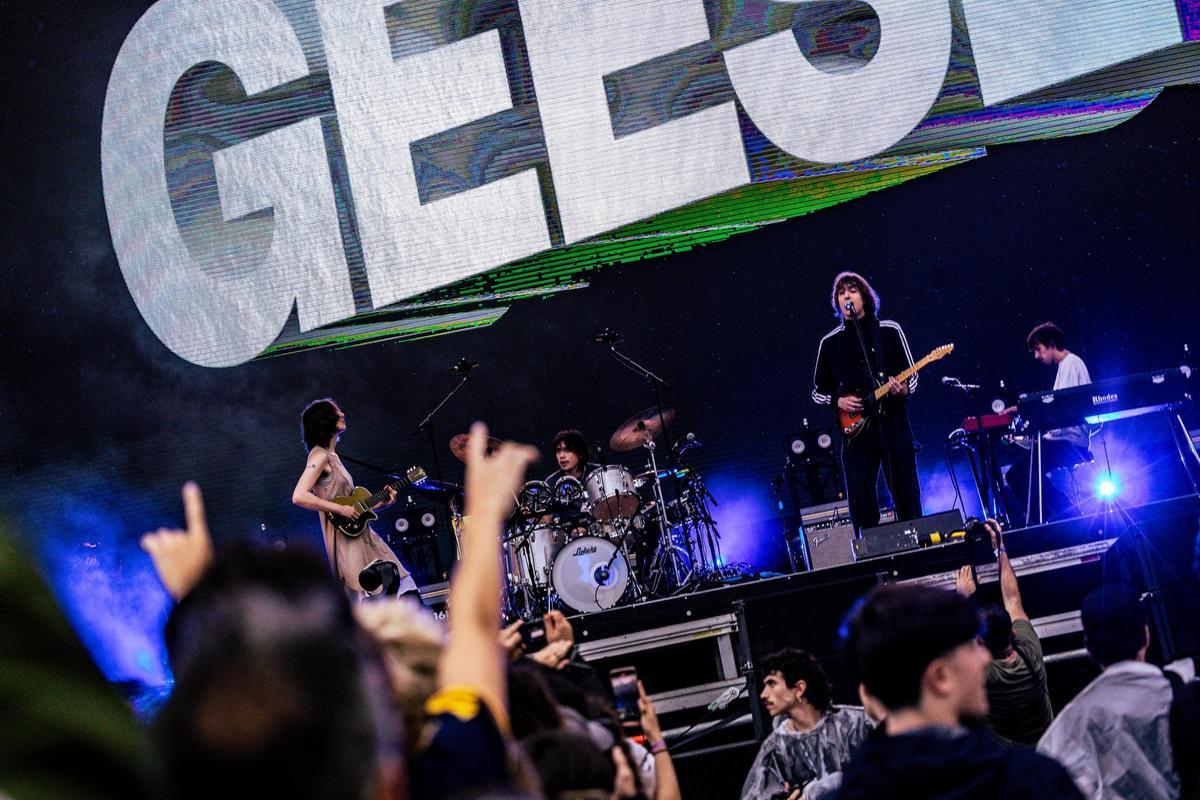 Escena de Primavera Sound iluminada mientras Geese interpreta su set con energía