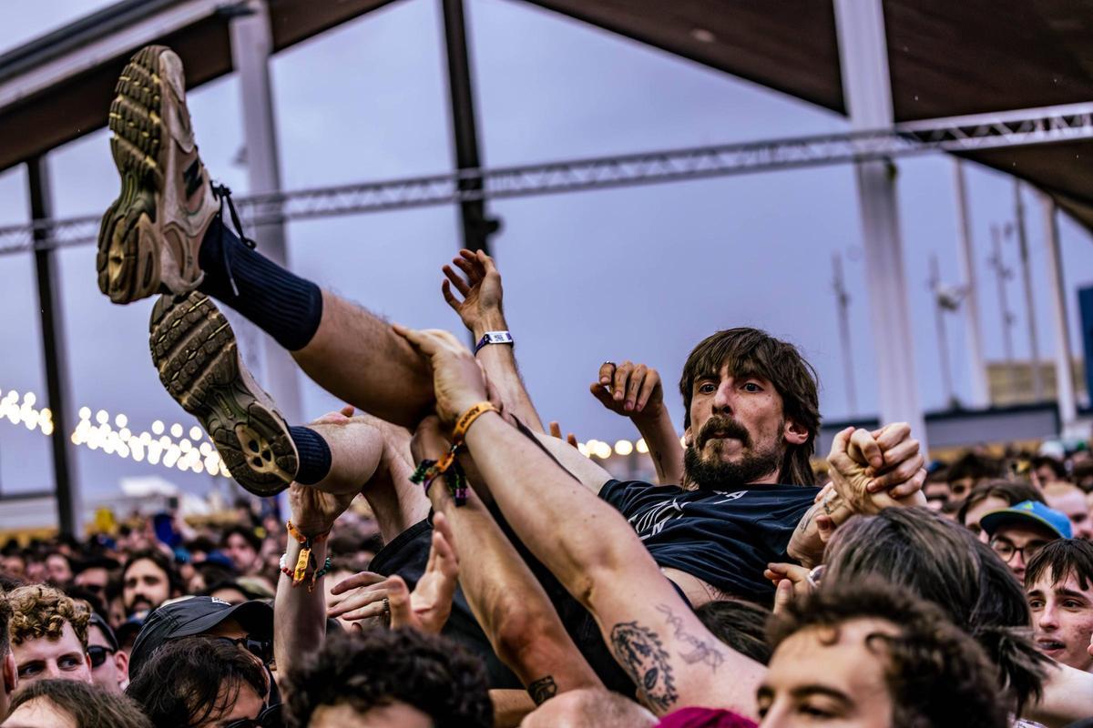 Detalle del público de Geese en Primavera Sound, con luces de móviles y entusiasmo