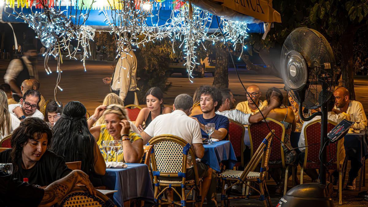 Personas en el paseo marítimo de Barcelona disfrutando del calor inusual en abril de 2026