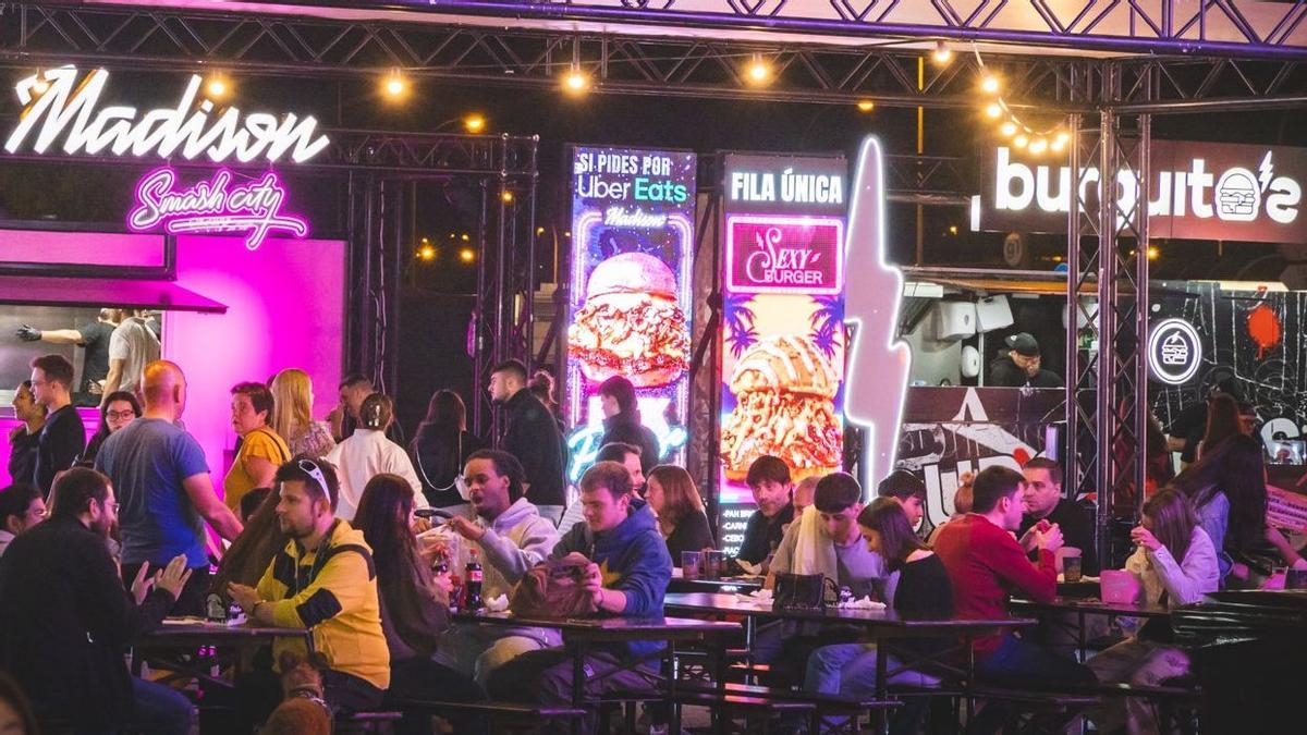 Estadio RCDE convertido en escenario californiano con food trucks y neones