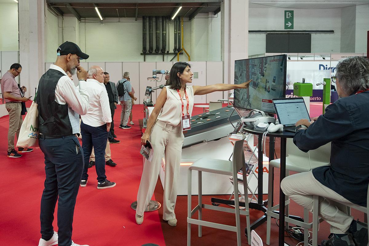 Imagen del salón de la Innovación Logística 2026 mostrando stands y visitantes en el recinto de Montjuïc