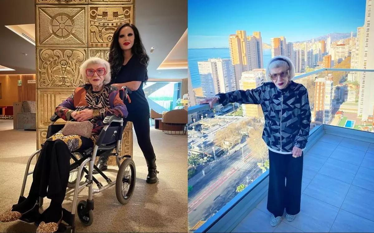 Alaska, Mario Vaquerizo y su madre América posando frente al cartel del rastro vintage en Benidorm