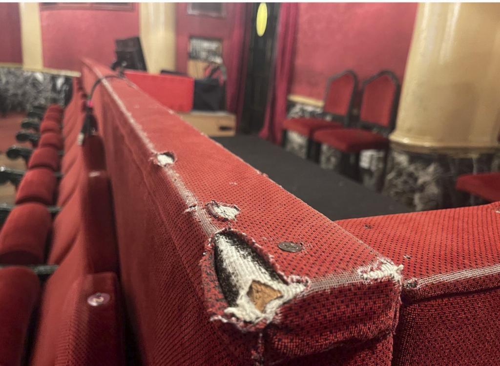 Detalle del telón de nueve toneladas y fachada restaurada del Teatro Lope de Vega