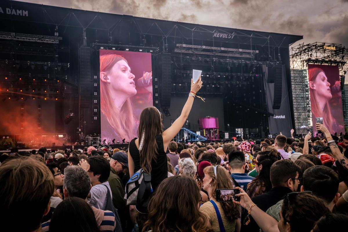 Multitud vibrante bajo luces de colores en la segunda jornada del Primavera Sound, capturada por Jordi Otix